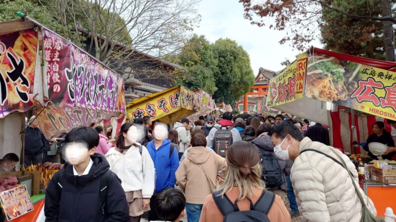 伏見稲荷大社の神幸通りの混雑した様子