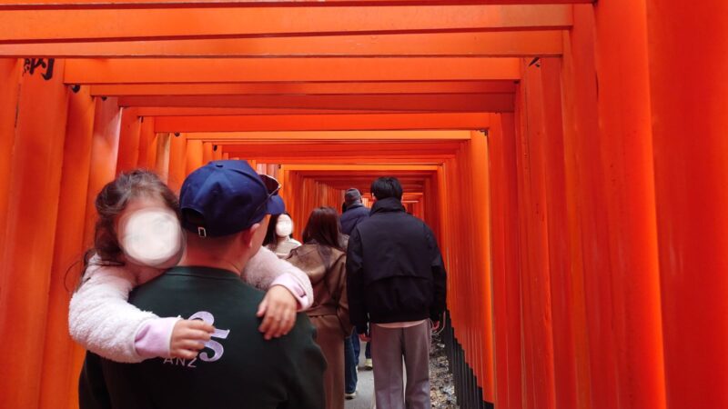 伏見稲荷大社の千本鳥居の人の列