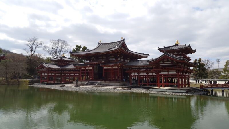 青空の下の平等院鳳凰堂