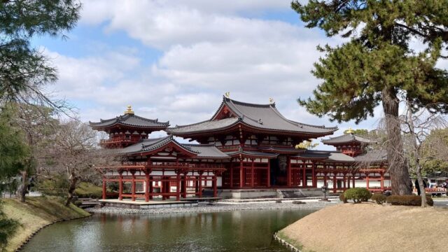 平等院鳳凰堂の斜めからの全景（宇治・阿字池越し）