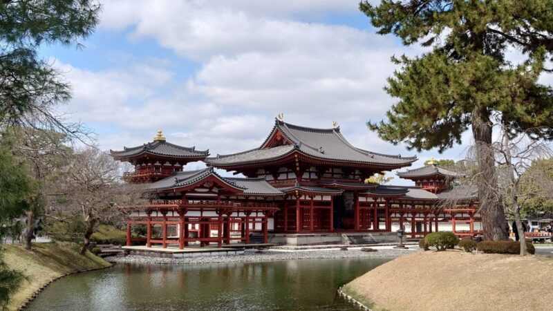 平等院鳳凰堂の斜めからの全景（宇治・阿字池越し）