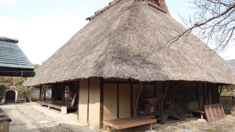 奈良 法華寺 光月亭 茅葺き屋根の建物