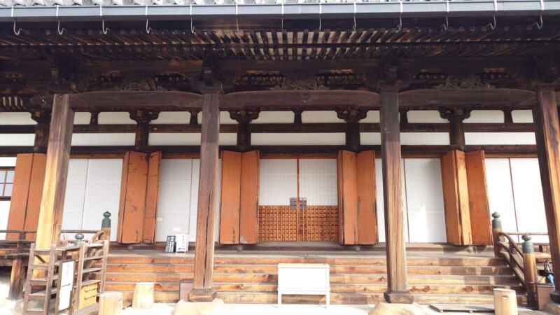 奈良・法華寺の本堂入口