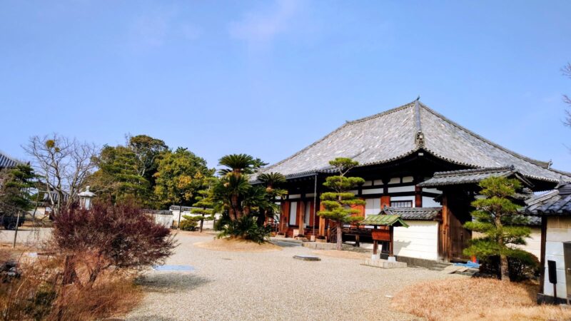 奈良・法華寺の本堂と青空