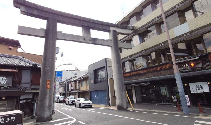 宇治の縣神社に建つ大きな鳥居