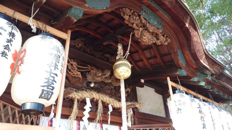 縣神社の本殿に施された龍の彫刻