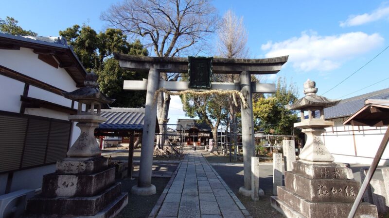 縣神社の境内入口にある鳥居と本殿
