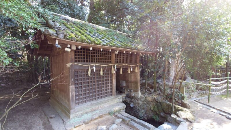 石段の先にある宇治上神社の桐原水手水舎