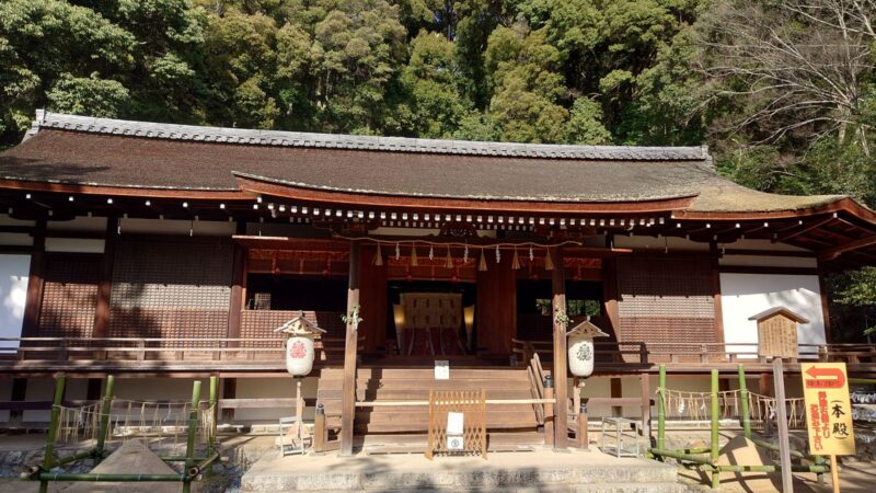 清めの砂が置かれた宇治上神社の拝殿正面