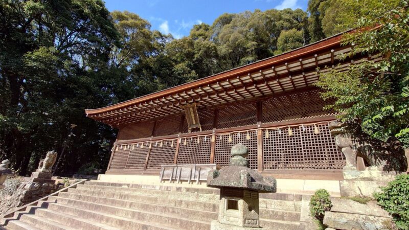 緑に囲まれた宇治上神社の本殿の風景