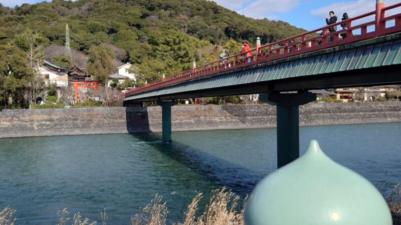 宇治川の朝霧橋と対岸に見える宇治神社の鳥居