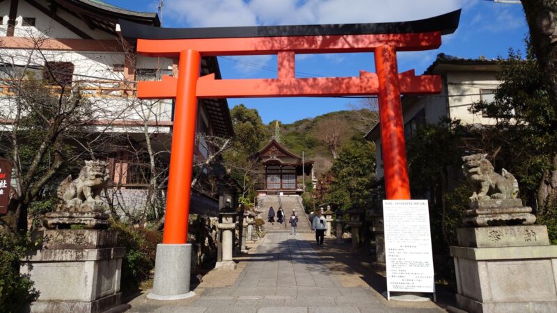 宇治神社の鳥居と静かな参道の風景
