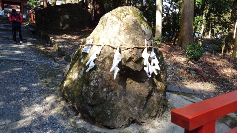 日吉大社東本宮前にある猿の姿に見えると伝わる猿岩