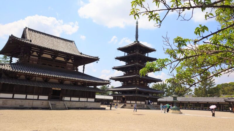 広々とした境内に並び立つ、法隆寺の金堂（左）と五重塔（右）