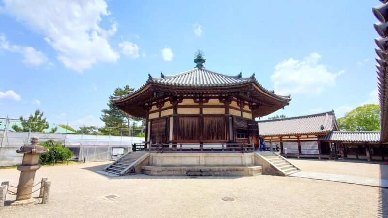 青空の下、美しい八角円堂の姿を見せる法隆寺の夢殿