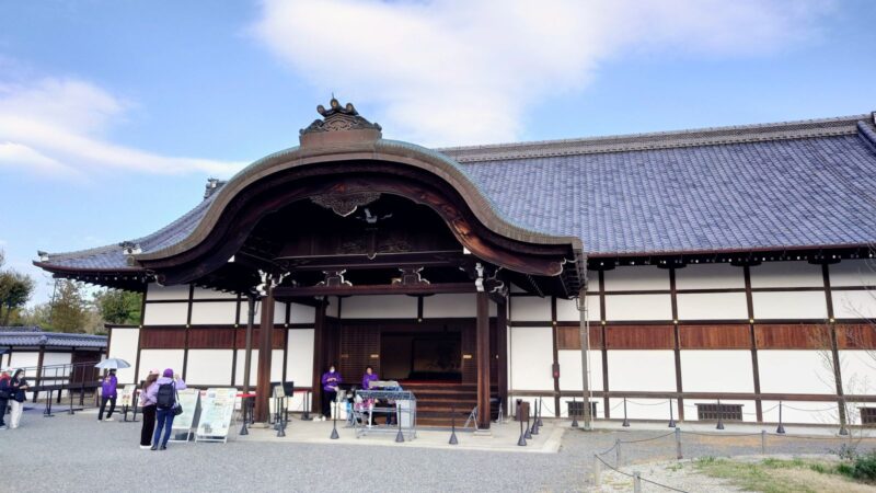 事前予約制で見学できる本丸御殿の入口