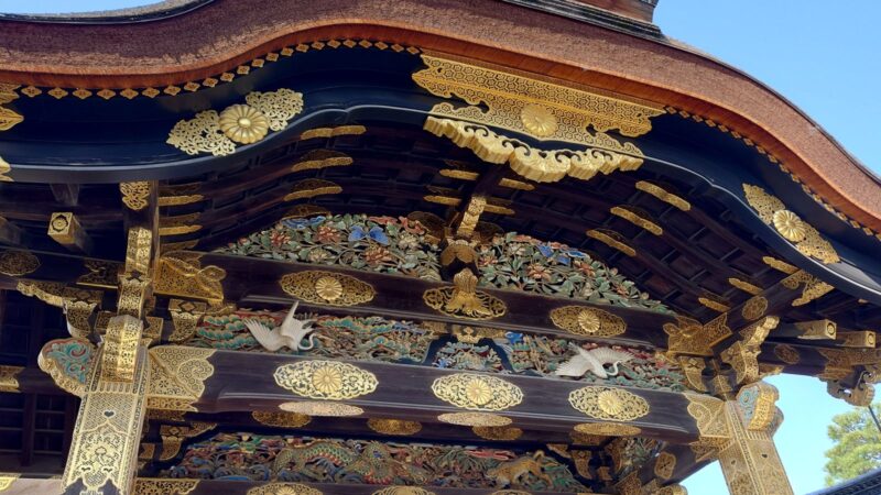 鶴や蝶、龍や虎の彫刻が施された唐門の装飾