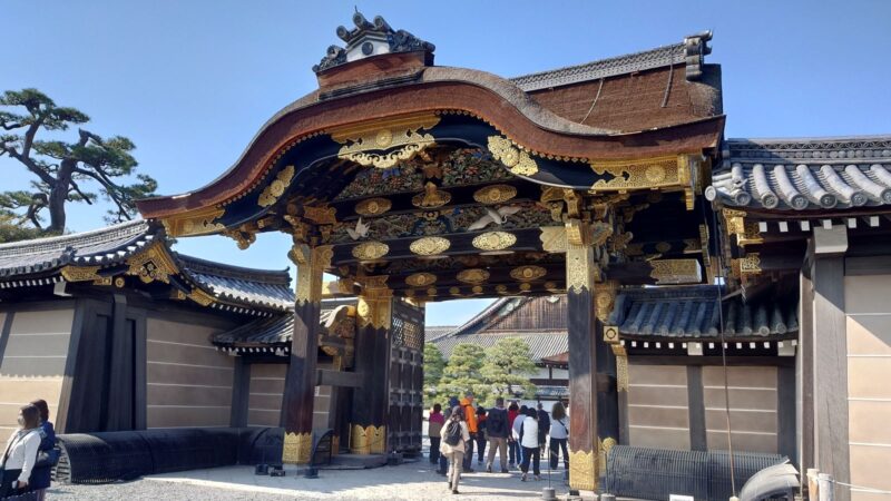 豪華な装飾が施された二条城の唐門