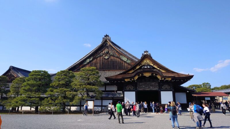 多くの観光客が訪れる二条城の二の丸御殿入口