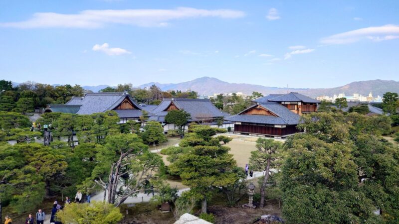 天守閣跡から見下ろす二の丸庭園と城内の風景