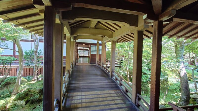 永観堂（禅林寺）の諸堂をつなぐ木造の渡り廊下と庭園