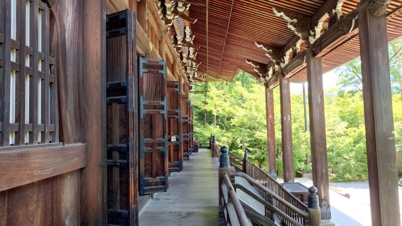 禅林寺御影堂の入口を横から見た木造建築と細かな装飾