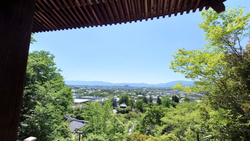 禅林寺の多宝塔から眺める京都市内と遠くに連なる山々