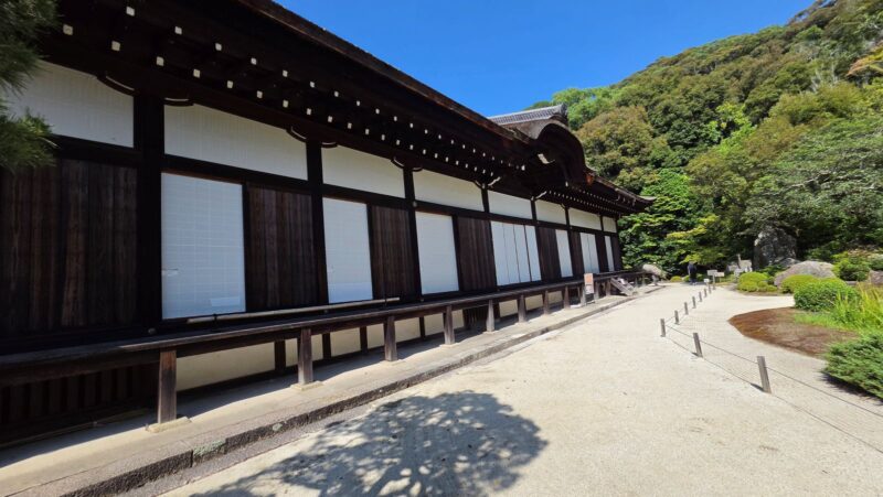 夏の深い緑に包まれた知恩院の方丈庭園