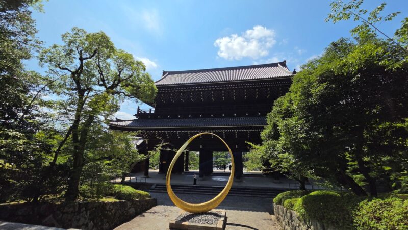 知恩院の境内に展示された関西万博アイルランド館のモニュメント「Magnus RINN」