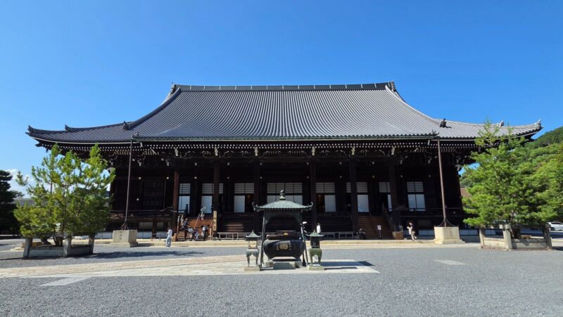 青空を背景にした知恩院の御影堂正面