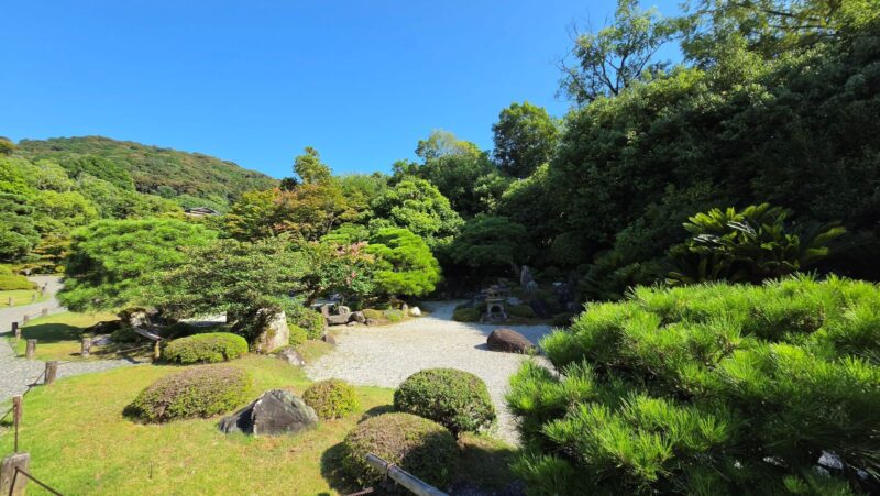 木々と池に囲まれた知恩院の友禅苑
