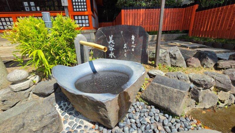 八坂神社の美御前社前にある美容水