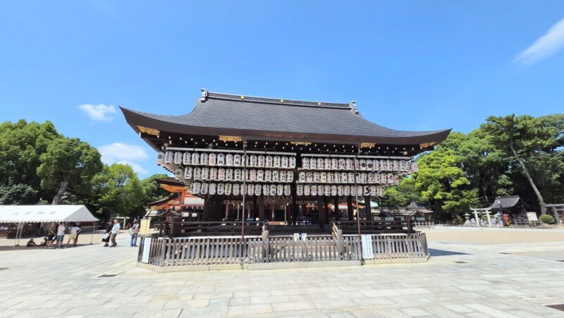 多くの提灯が吊るされた八坂神社の舞殿