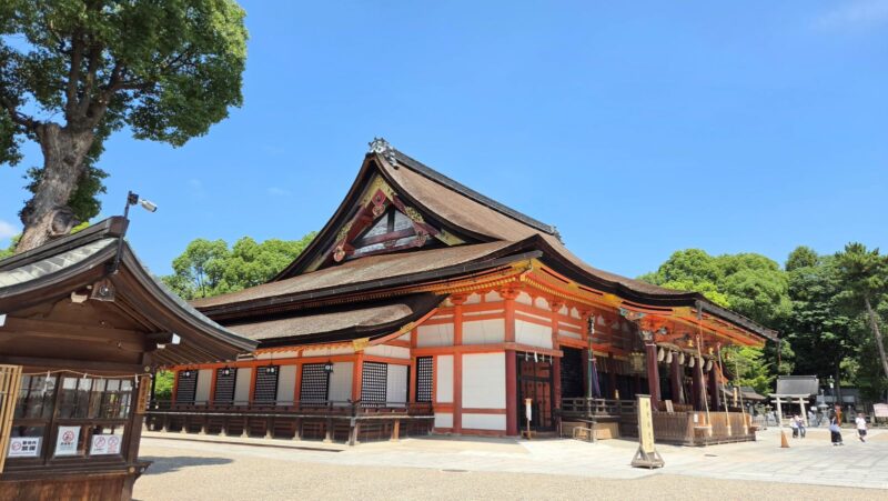 青空の下に佇む八坂神社の本殿と整えられた境内