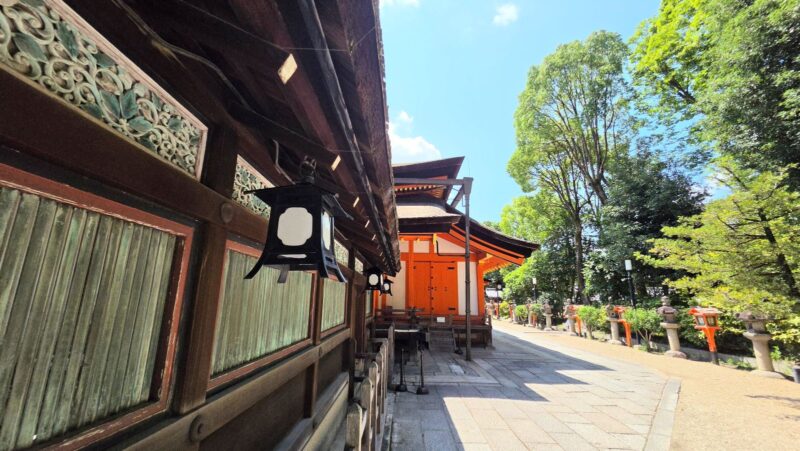 八坂神社の本殿裏に続く静かな参道と木々