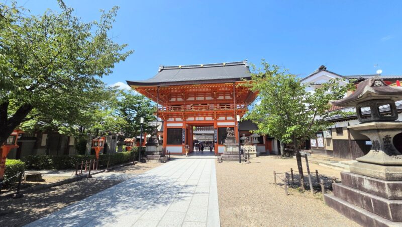 八坂神社の本殿正面に建つ朱色の南楼門