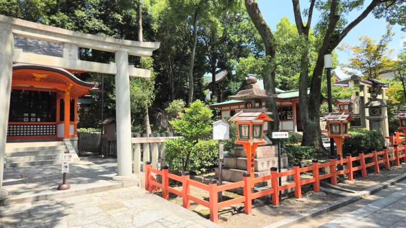 八坂神社の西楼門から本殿へ続く木陰の参道と疫神社、太田社
