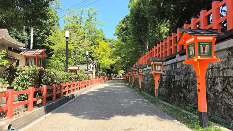 八坂神社の本殿外側にある緑と朱色に囲まれた参道