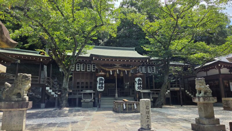 石切劔箭神社 上之社の拝殿と木々、青空が調和した境内