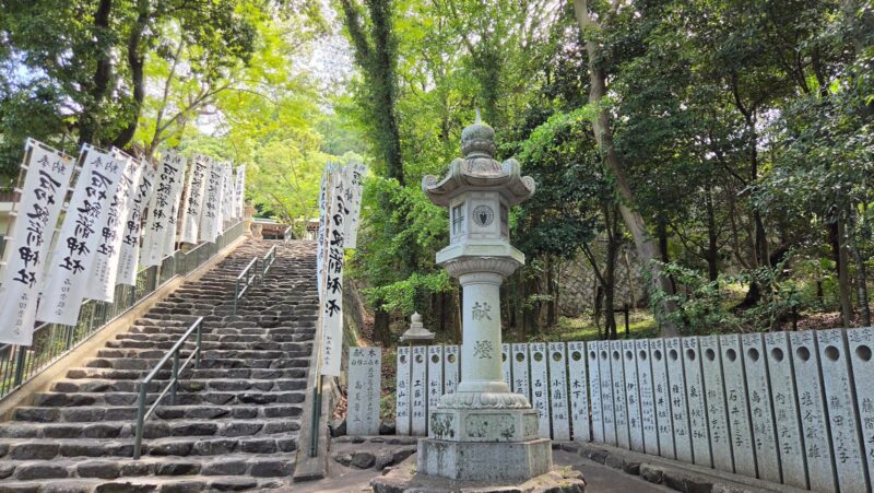 石切劔箭神社 上之社の石段とう回路の分かれ道。木々に覆われた木陰の参道