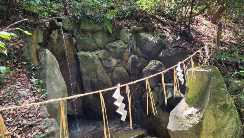 石切劔箭神社 上之社の御滝。静かな森の中を水が流れる神聖な風景