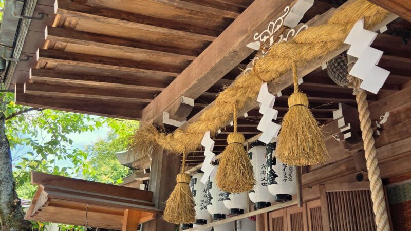 石切劔箭神社 上之社の拝殿前に掛けられた大しめ縄