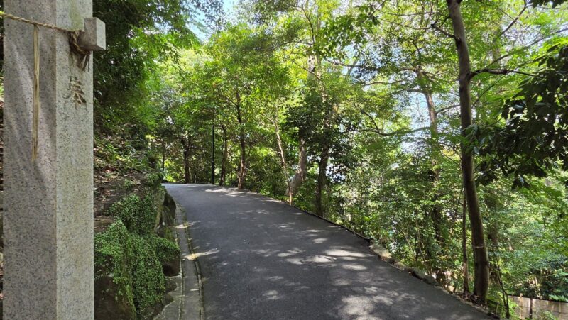 石切劔箭神社 上之社の迂回路。木陰に包まれたなだらかな参道