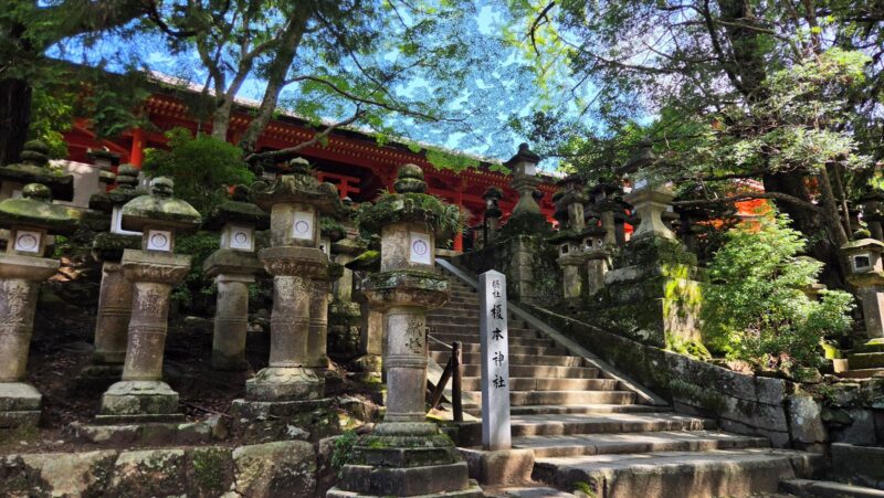 春日大社南門横にある榎本神社と石灯籠
