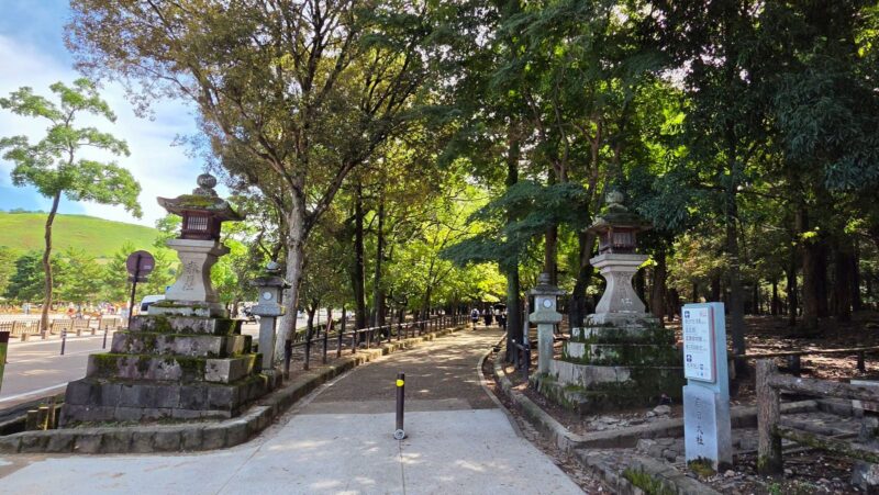 奈良の春日大社へ向かう参道の入り口と石灯籠