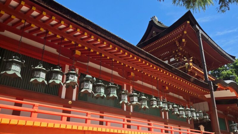 翼を広げたような美しさが特徴的な春日大社の中門と御廊