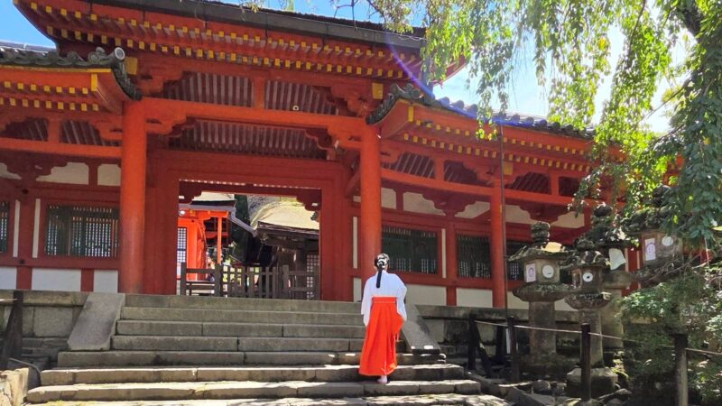 春日大社の西回廊・清浄門前を歩く巫女の後ろ姿
