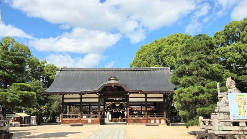 藤森神社の拝殿前の境内。開放的な空間にベンチが設置されています。