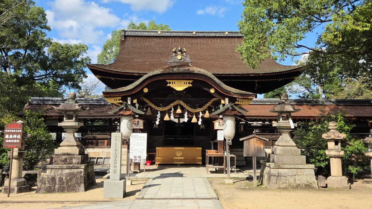 藤森神社の本殿を正面から撮影した写真。明るい日差しが差し込む開放的な境内。
