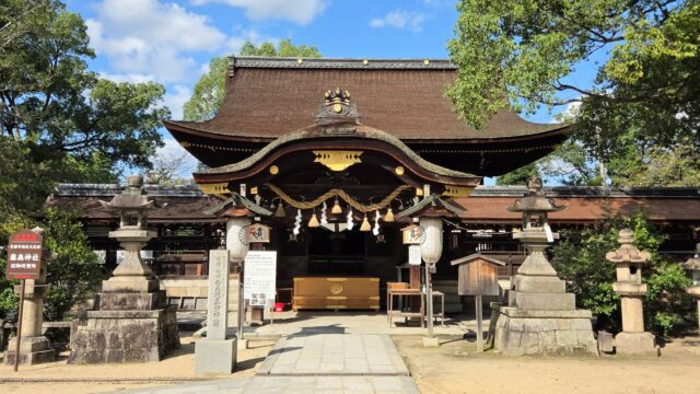 藤森神社の本殿を正面から撮影した写真。明るい日差しが差し込む開放的な境内。